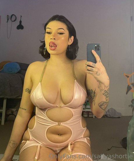 sativashortie model top photo