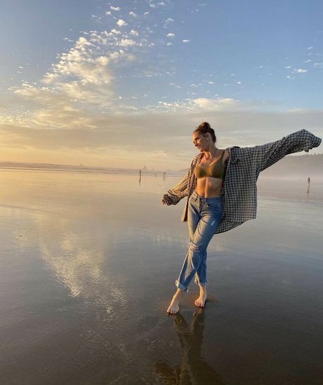 Emily Viuhkola erotic model photo