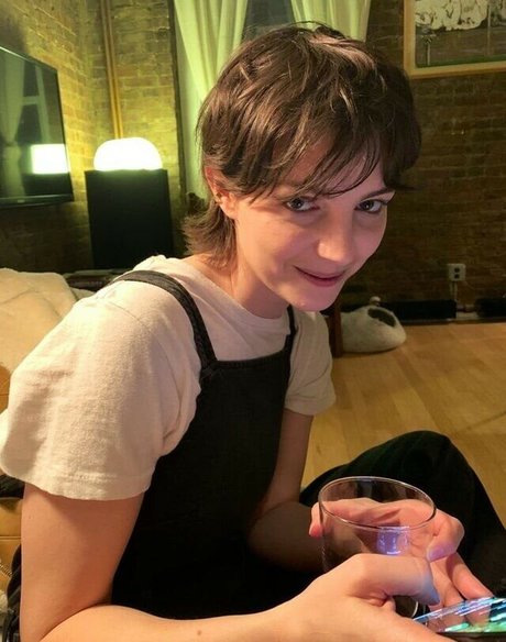 Ella Hunt perfect star gallery