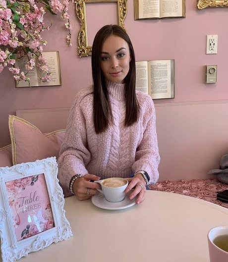 Logan Fabbro model hot img