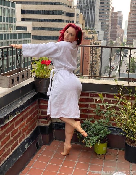 ludellahahn naked model archive