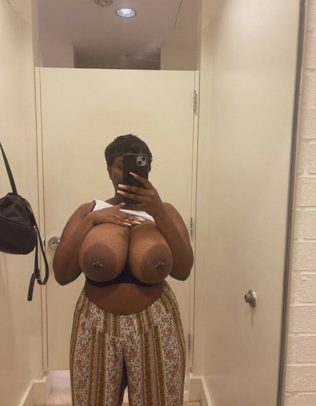 lizziesoexotic model exclusive photo