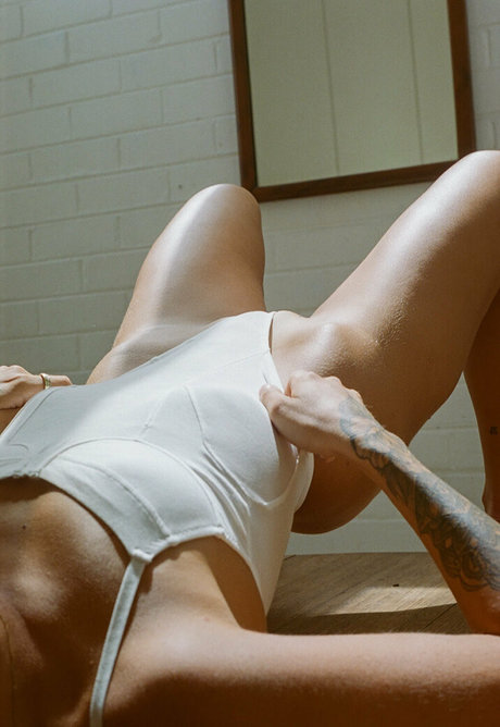 maddienevillefree erotic pornstar image