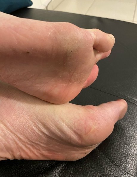 italianfeetluv erotic model picture