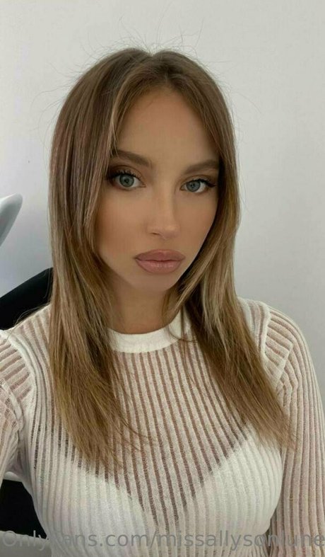 missallysonlune model best pic