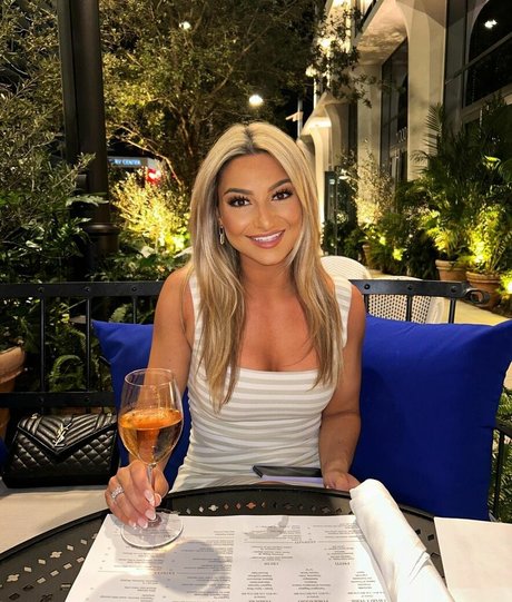 Lizzy Decologero art model pictures