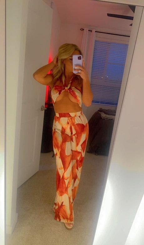 Lizzy Decologero model hd image