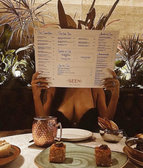 Lizzy Decologero model sexy picture