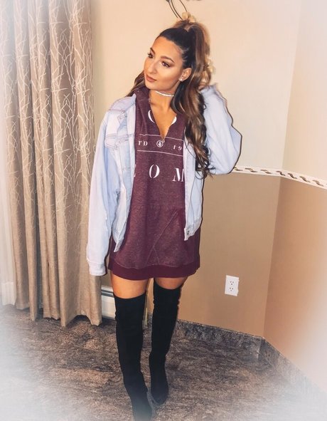 Lizzy Decologero nude star archive