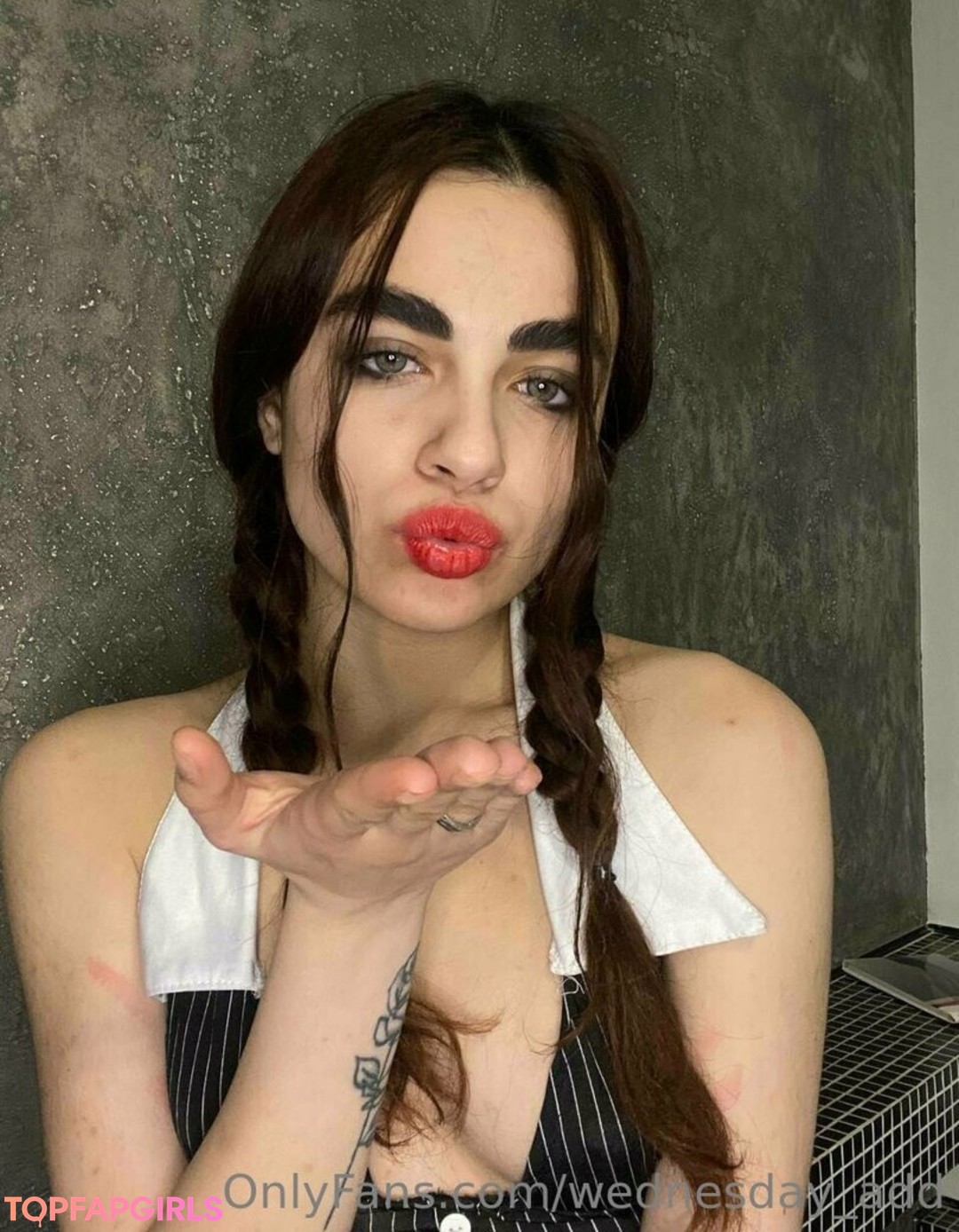 wednesday add pretty model image