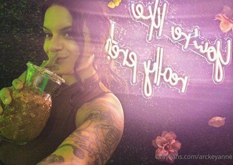 arckeyanne star top photo