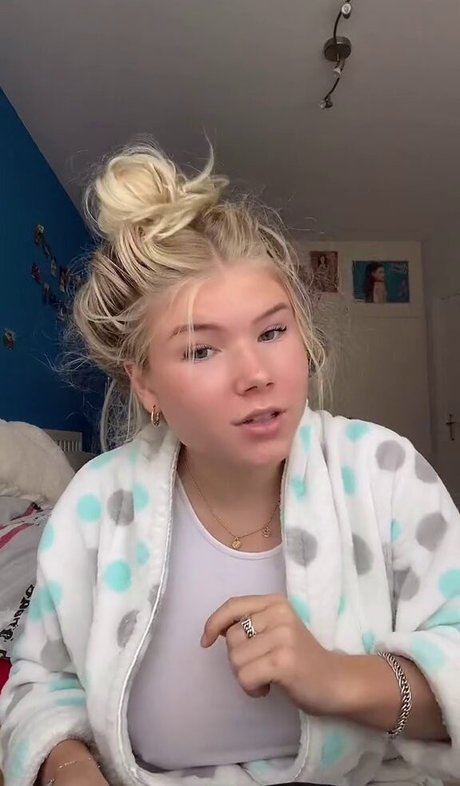 Kusrubxx nude model pic