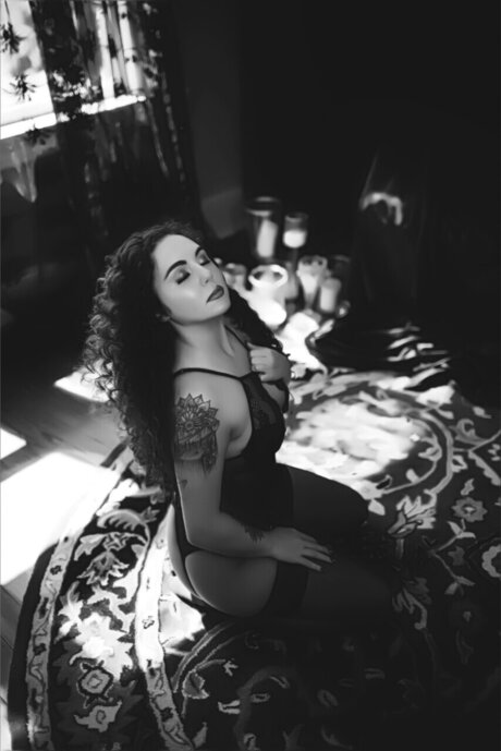 The Lil Kinky Harlot model erotic photo