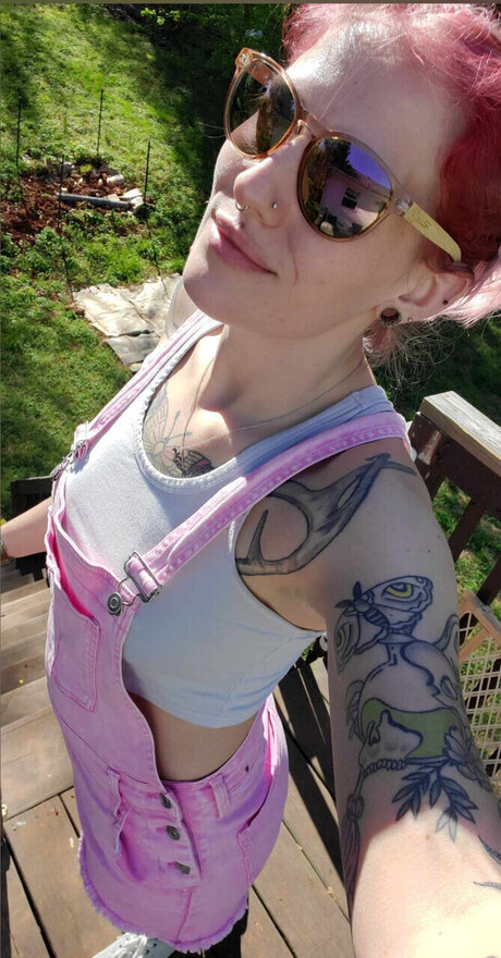 Lily Loveless xxx pornstar photo