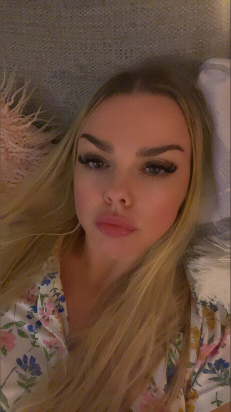 Baby Peach_ naked model img