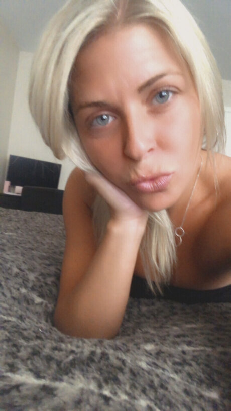 Foreveryours21 adult model pic