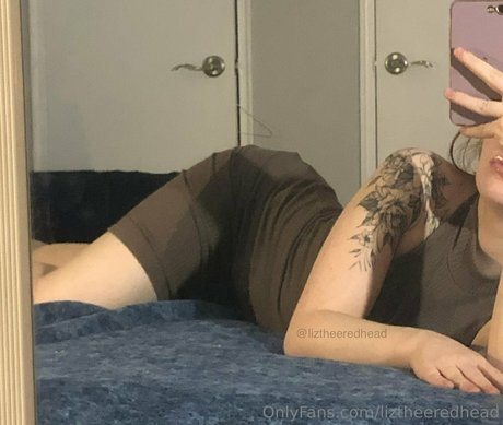 liztheeredhead nude model photo