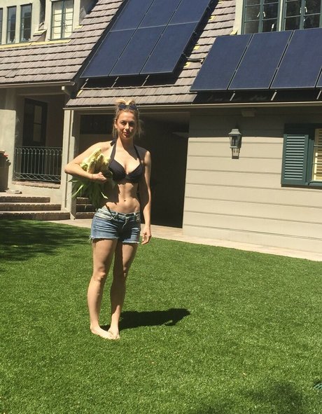 Iliza Shlesinger top model photo