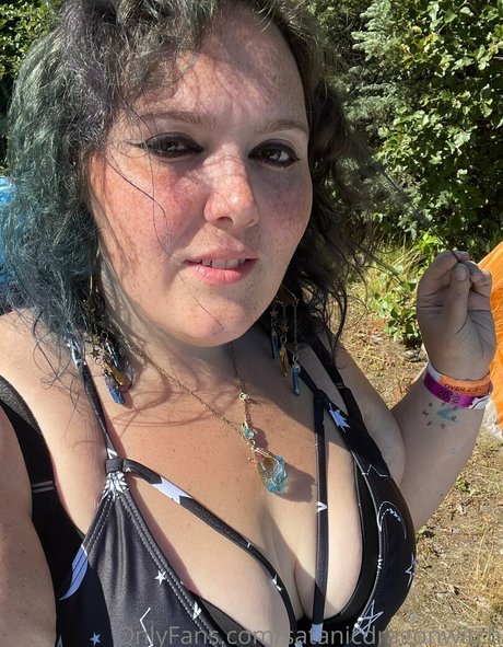 satanicdragonwitch model pretty pic