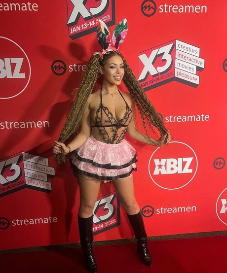 hot shemale onlyfans top picture