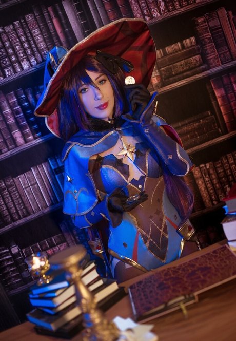 Heilige Cosplay model nude image