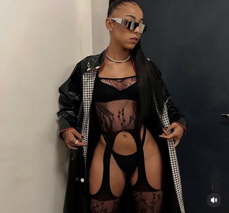 Isis Pequine star erotic pic