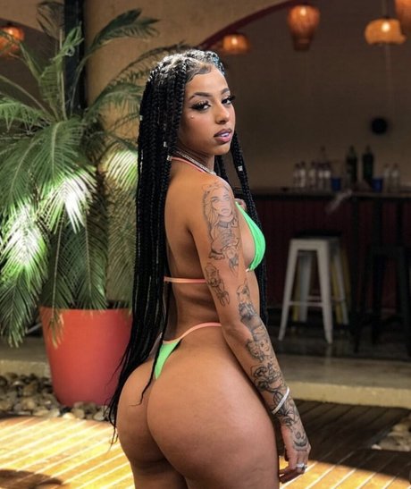 Isis Pequine model top pictures