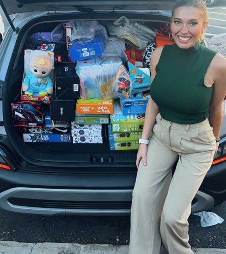 Taylor Mathis nude model photo