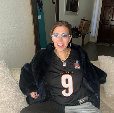 Taylor Mathis star beautiful pic