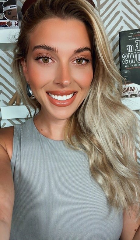 Taylor Mathis top model picture