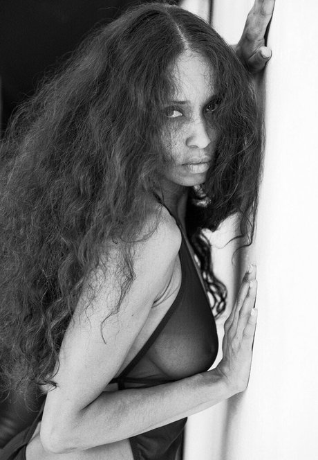 Adjouai hot actress archive