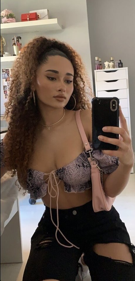 Rubyellaaa0 naked pornstar img