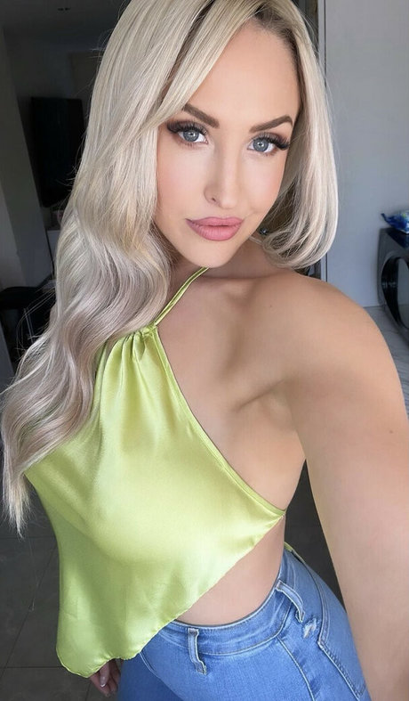 Eljonesuk naked model photos