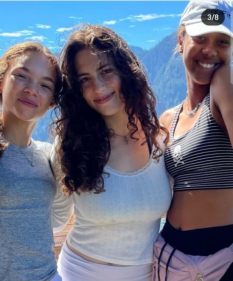 Bella Ossi star sexy gallery