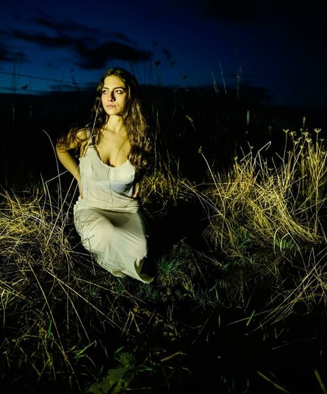 Bella Ossi beautiful model pic