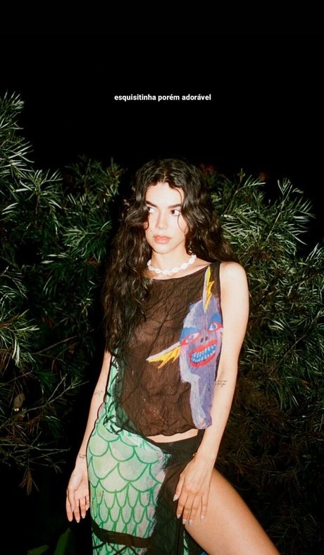 Manu Gavassi star sexy image