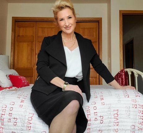 shy kitty nice model image