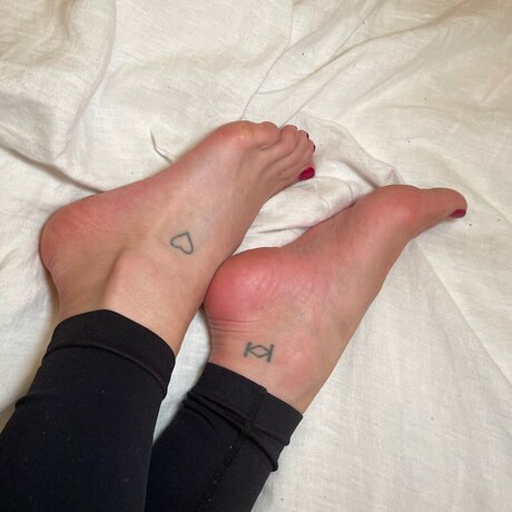 Peachy Feet model pretty image