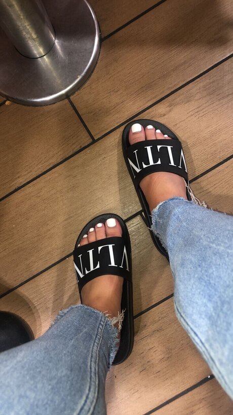 Princess feet hd actress photos