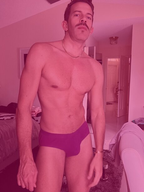 Romolohot naked pornstar pic