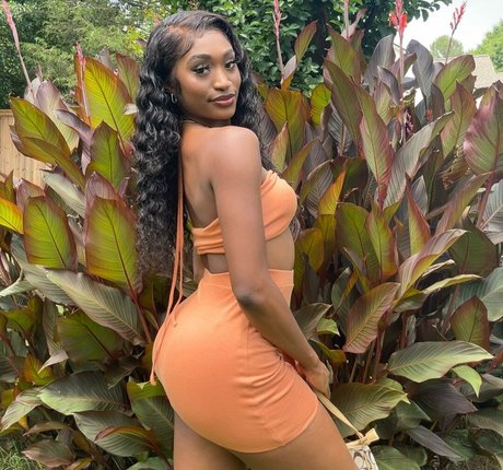 ItsTavvi erotic pornstar photos