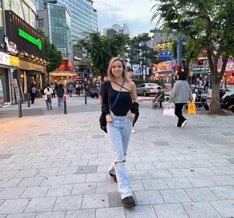 laure bv pornographic model pic