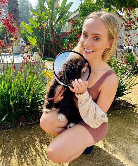 Madilyn Bailey art model archive