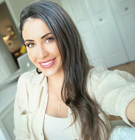 Anna Paulina Luna sexy pornstar gallery