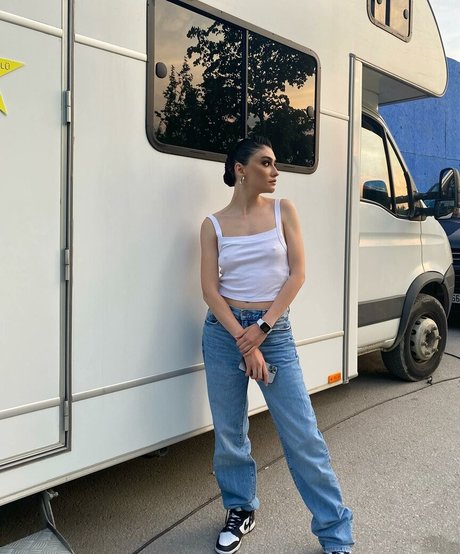 Hazar Erguclu pornstar nice img