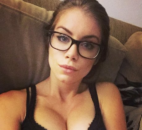 Jennifer Holland sexy model image