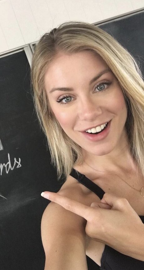 Jennifer Holland pretty model image