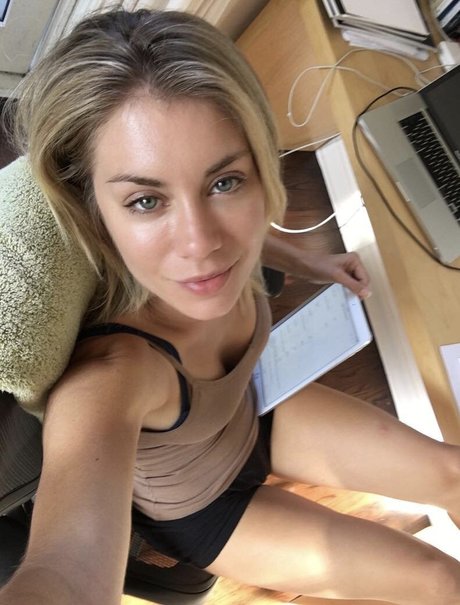 Jennifer Holland star beautiful photos