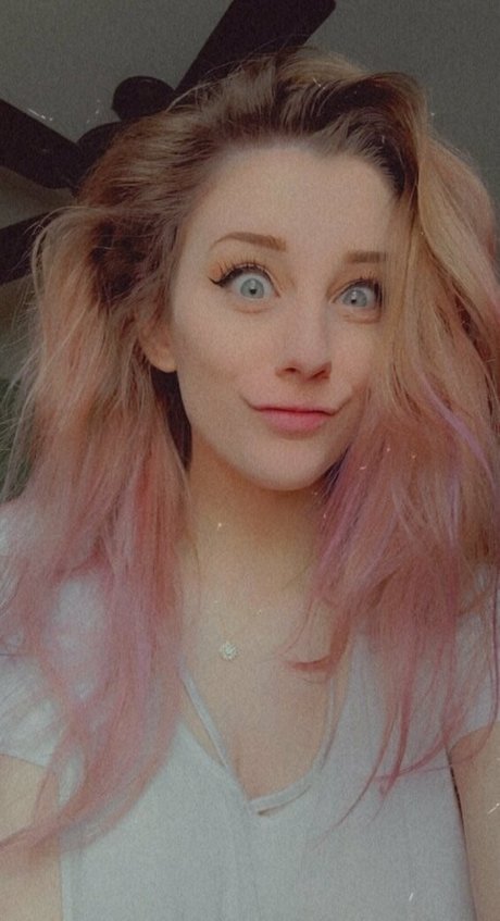 savingmyinsanity model exclusive picture