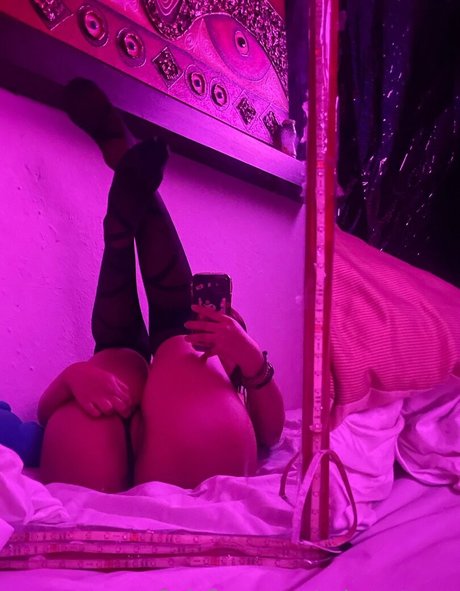 Slythye model hot photos